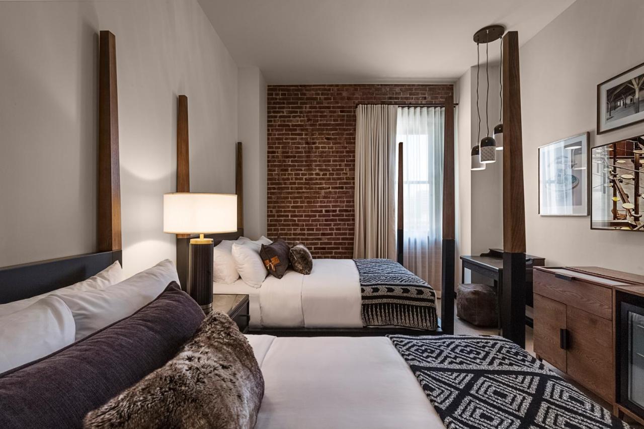 Standard Queen Room at Crossroads Hotel