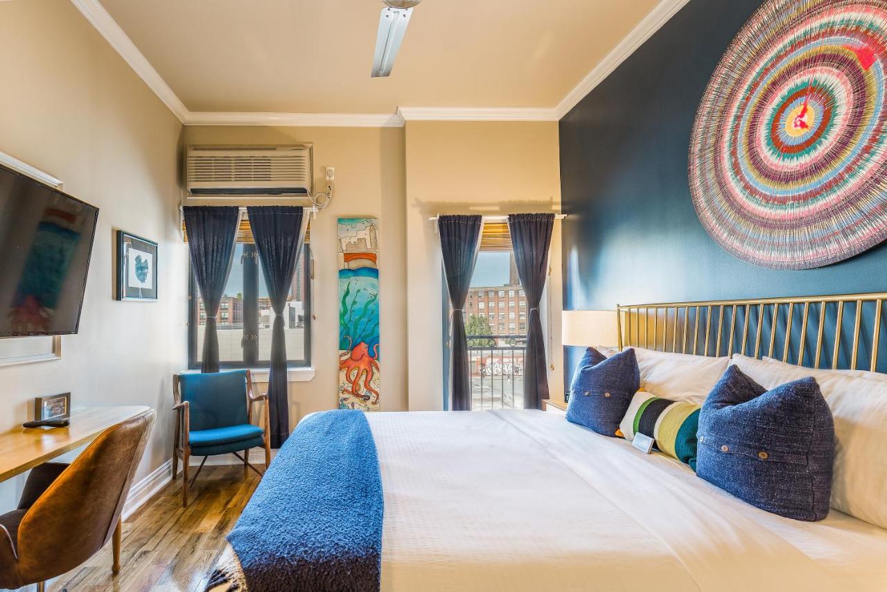 Superior Queen Room with Balcony City View at The Box House Hotel