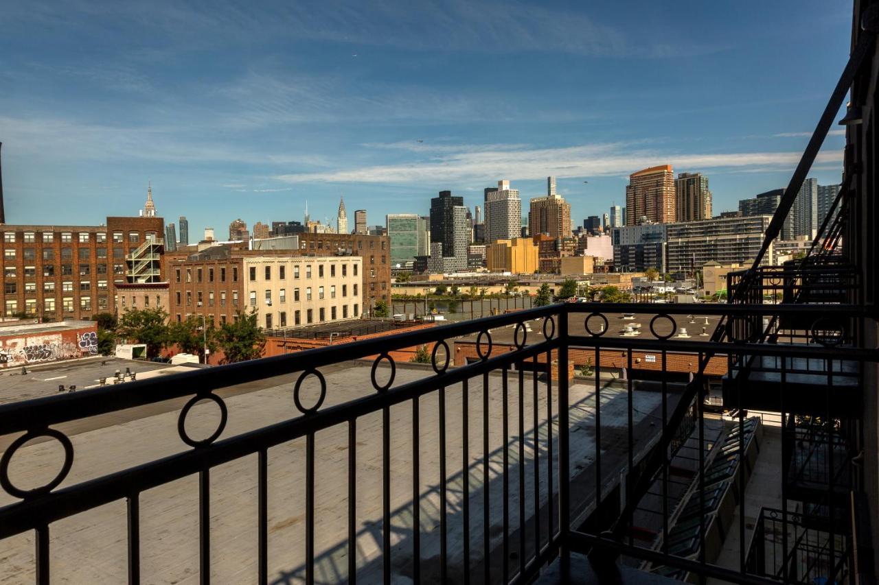 Superior Queen Room with Balcony City View at The Box House Hotel