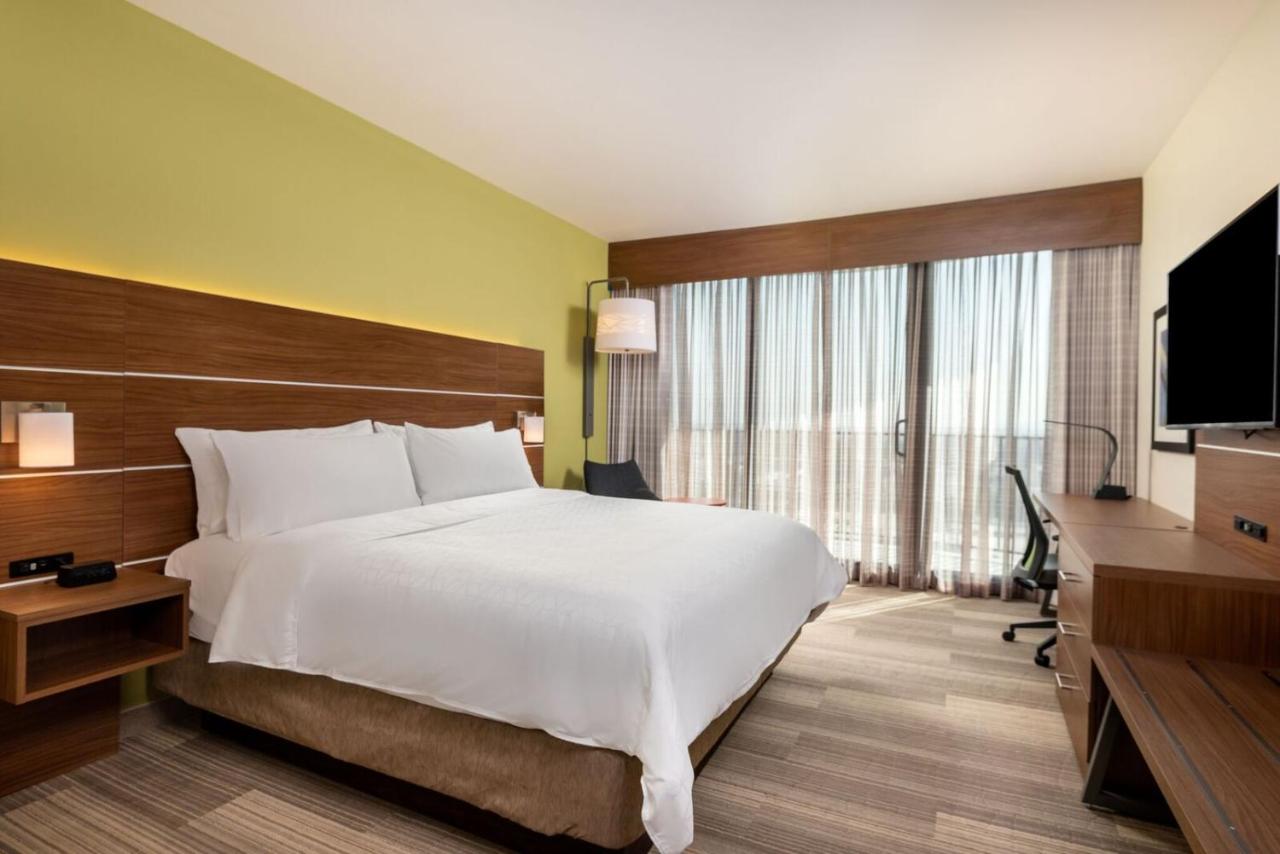 | Holiday Inn Express & Suites Santa Ana - Orange County, an IHG Hotel