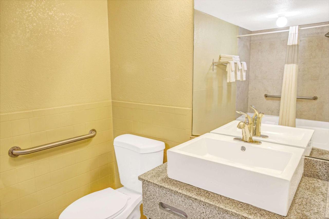 | Days Inn by Wyndham St. Petersburg Central