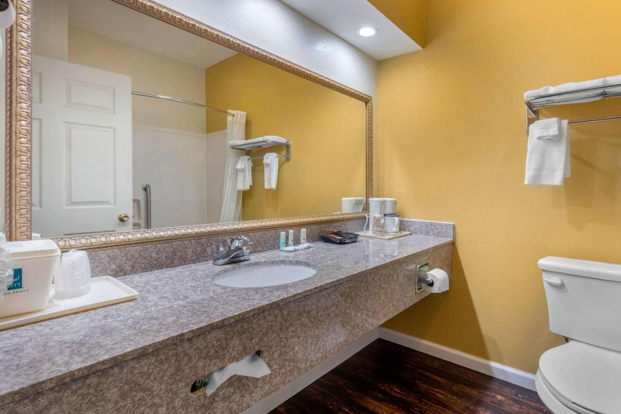 Business King Room - Disability Access/Non-Smoking at Quality Inn West Memphis I-40