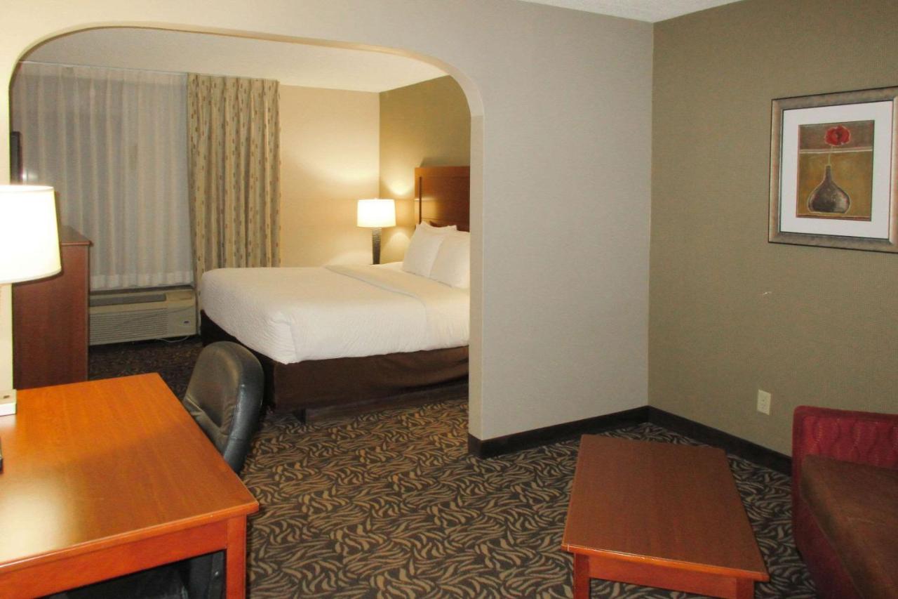 Suite with Seating Area at Clarion Inn & Suites Cortland - University Area