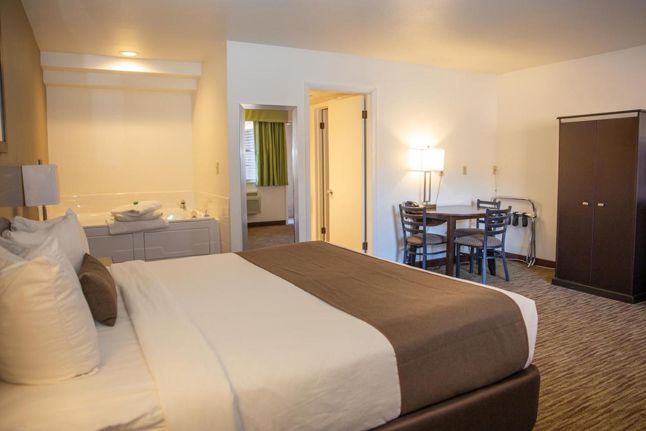 King Room with Jacuzzi - Non-Smoking at Villa Motel at Manitou Springs