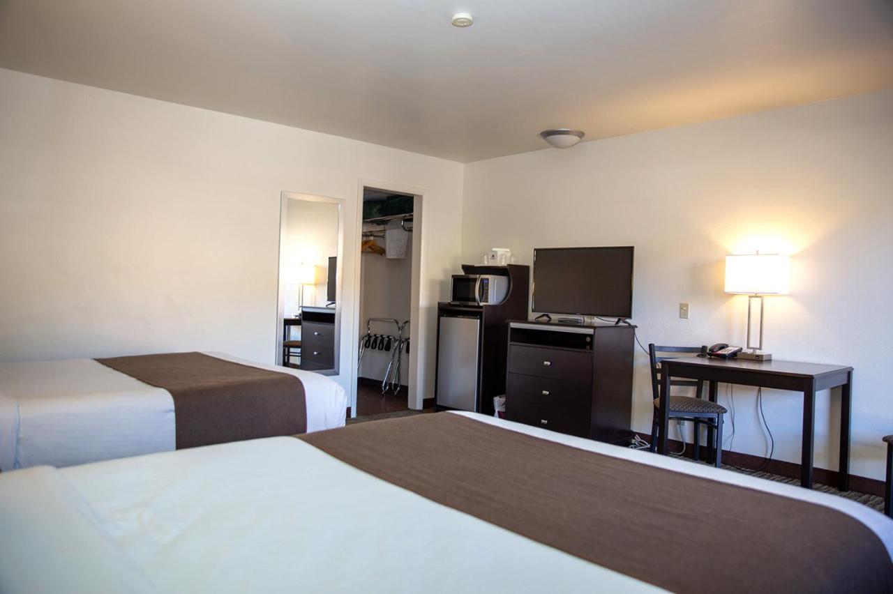 Queen Room with Two Queen Beds - Non-Smoking at Villa Motel at Manitou Springs