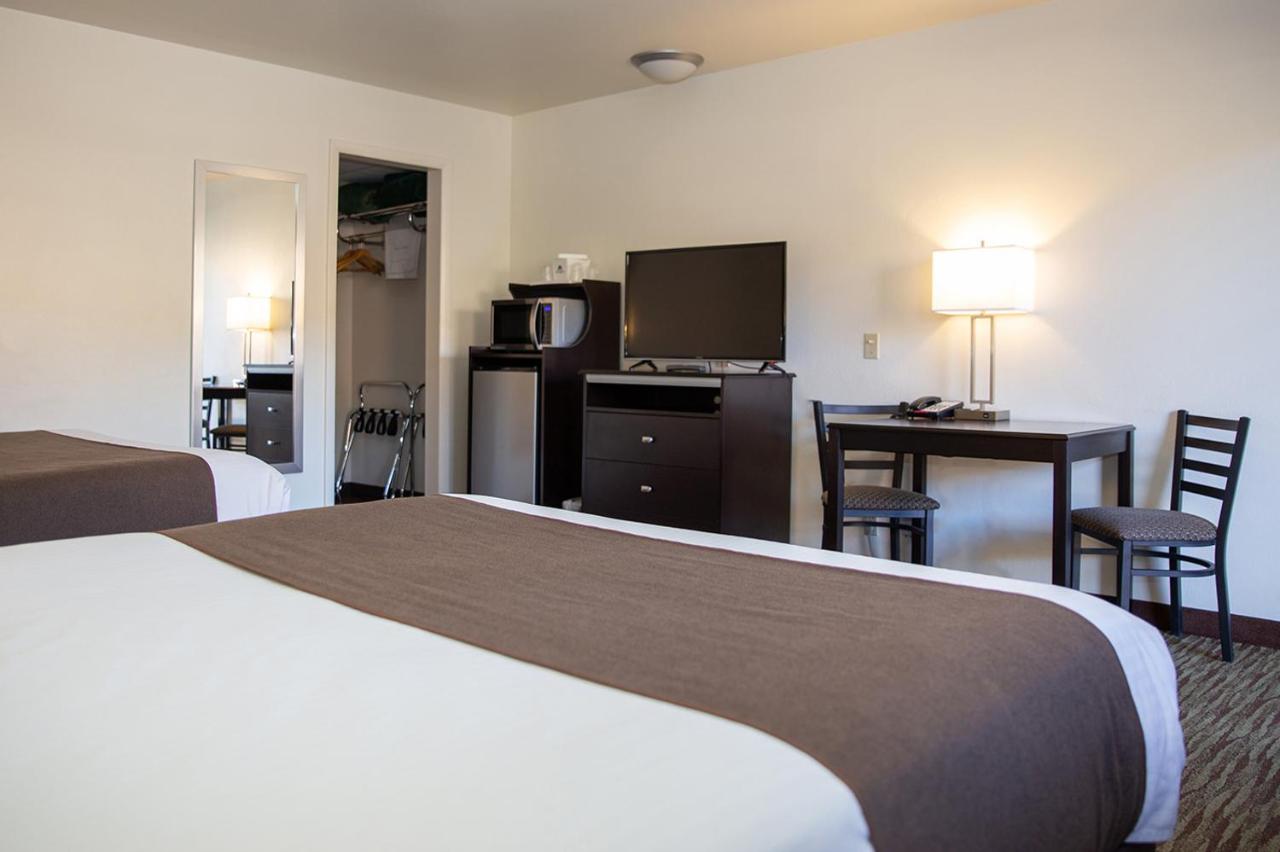 Queen Room with Two Queen Beds - Non-Smoking at Villa Motel at Manitou Springs