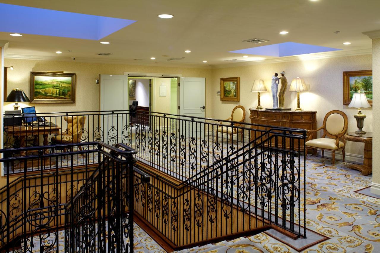 | Delamar Greenwich Harbor