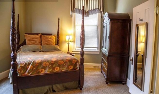 | Clark House Inn
