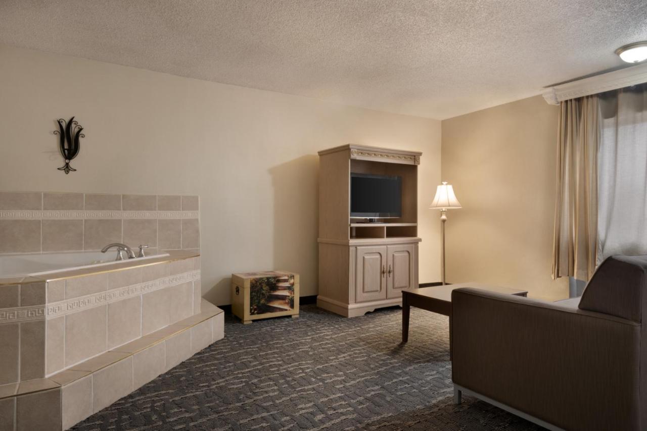 King Studio Suite - Non-Smoking at Baymont by Wyndham Des Moines North