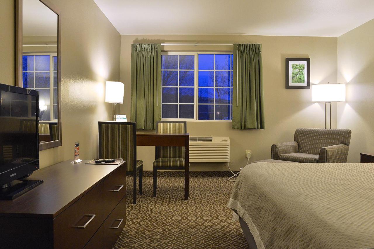 King Room at Hilltop Inn by Riversage