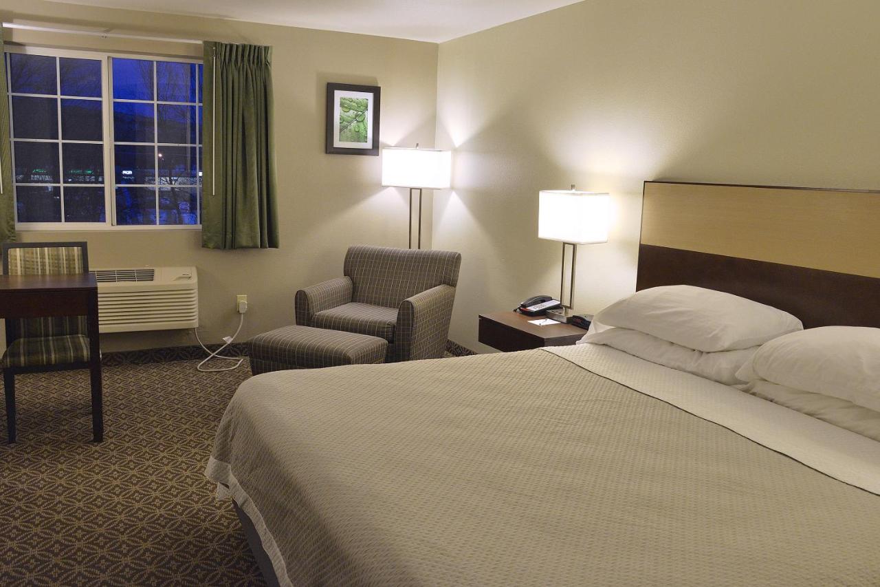 King Room at Hilltop Inn by Riversage