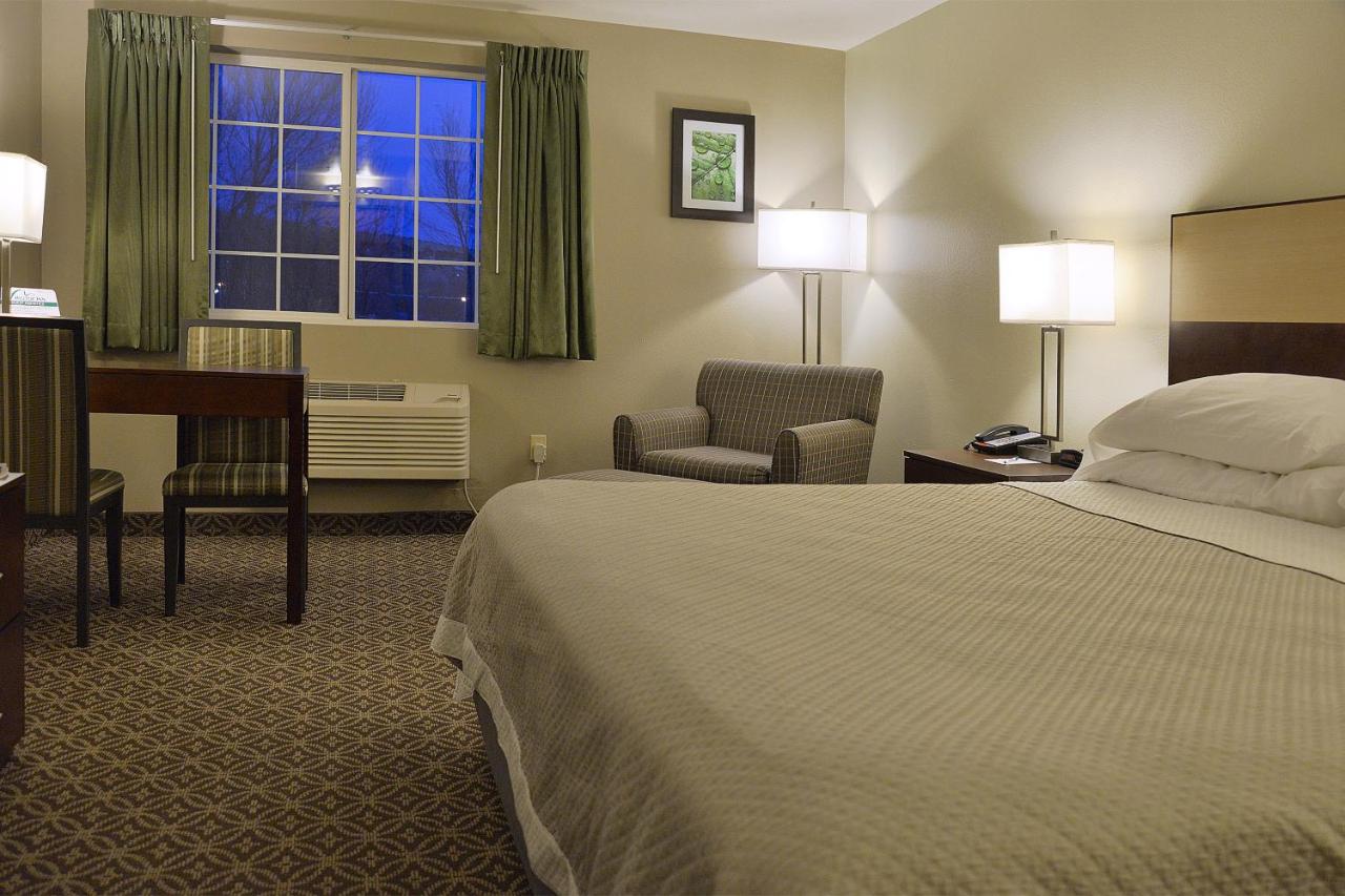 King Room at Hilltop Inn by Riversage