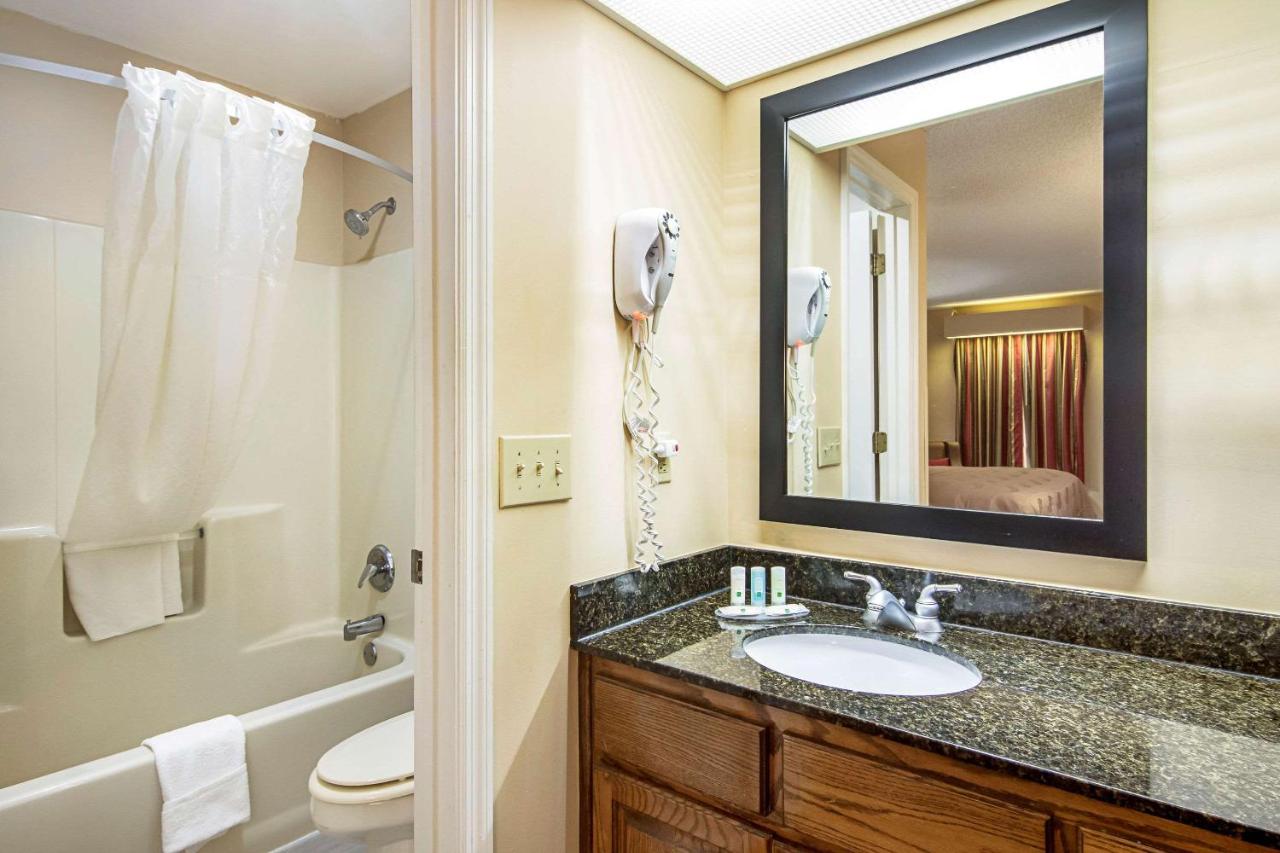 King Room - Non-Smoking at Quality Inn Thomaston