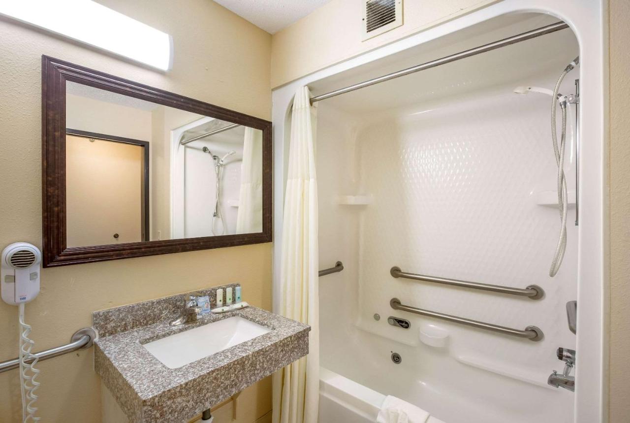 Double Room - Disability Access/Non-Smoking at Quality Inn - Storm Lake