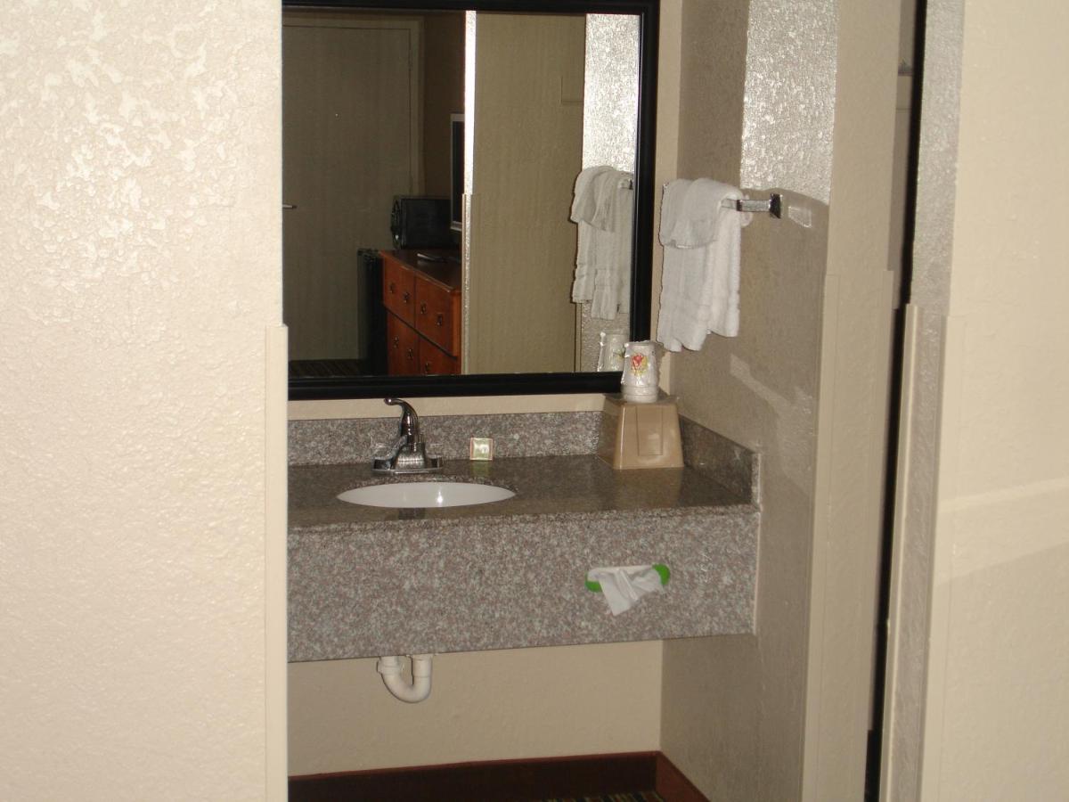 King Room at Super 8 by Wyndham Chattanooga/East Ridge