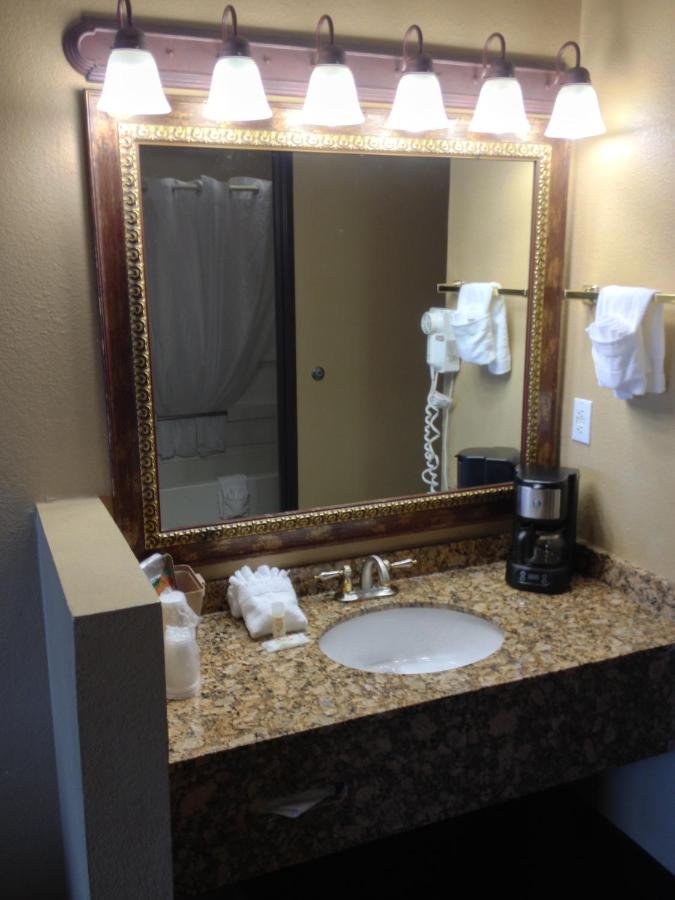 Jetted Tub Room with 1 King Bed at The Stone Castle Hotel & Conference Center
