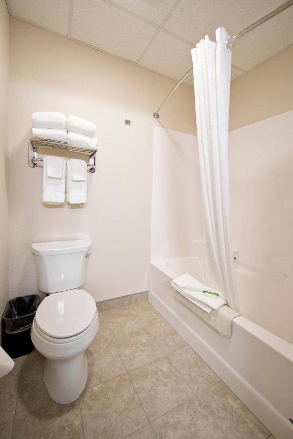 King Room at Cobblestone Inn & Suites – Manchester
