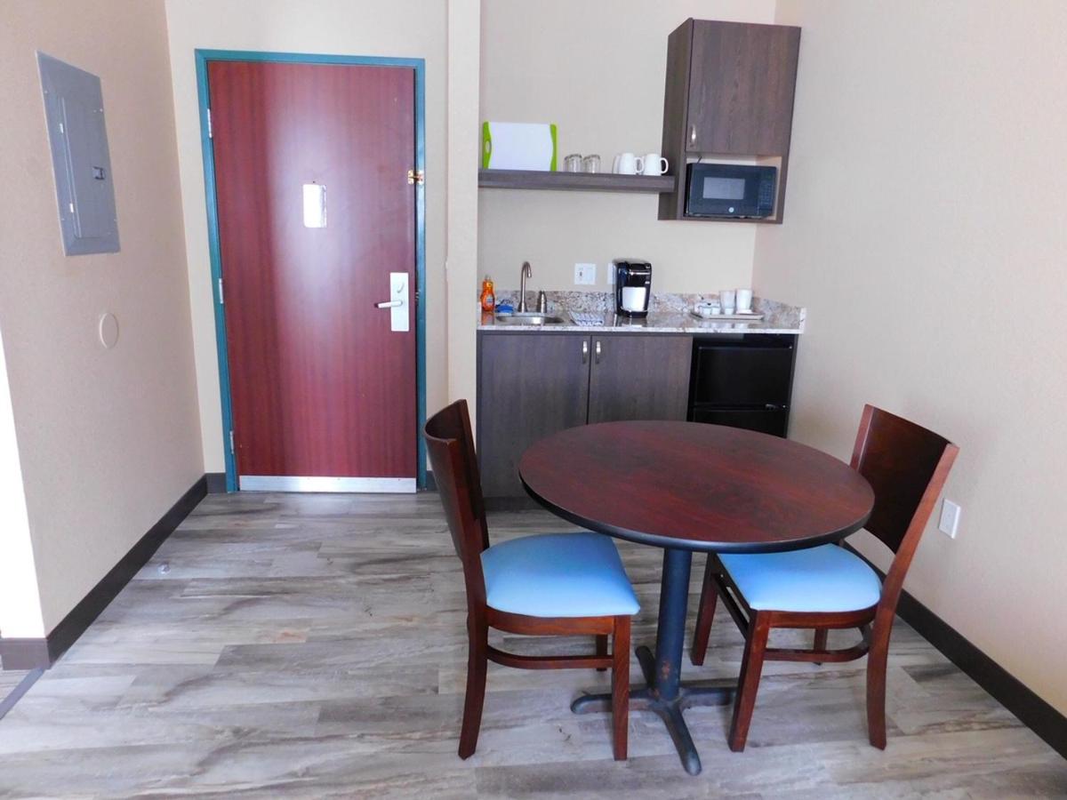 Deluxe Queen Suite at Island Suites