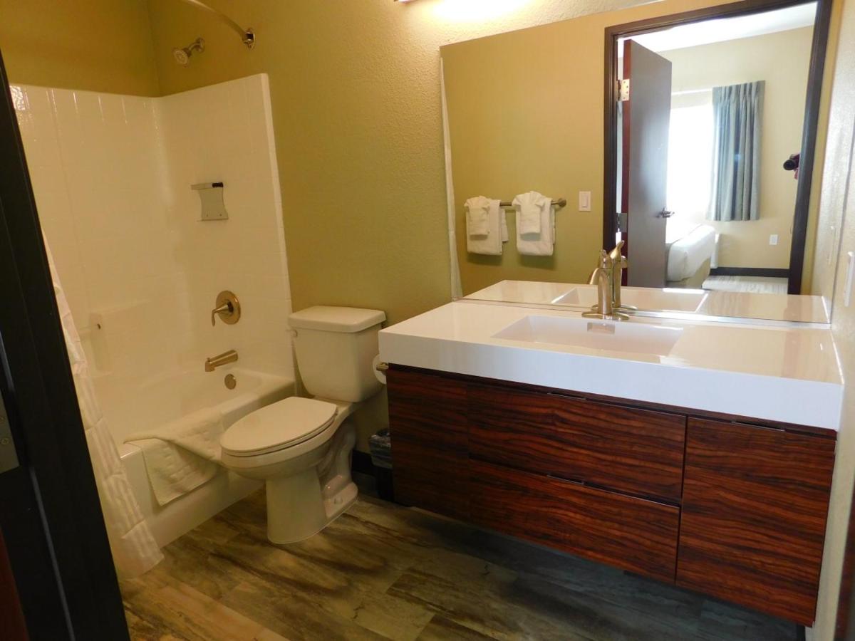 Deluxe Queen Suite at Island Suites