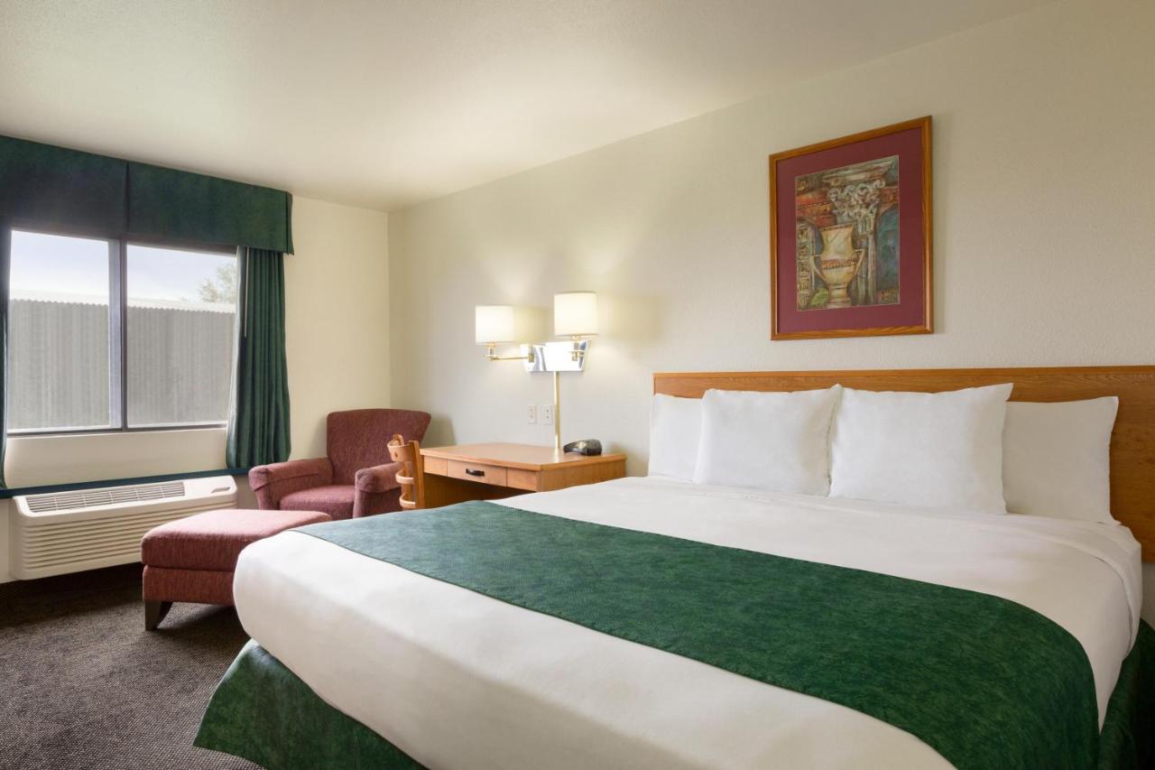 King Room - Non-Smoking at Travelodge by Wyndham Alpine
