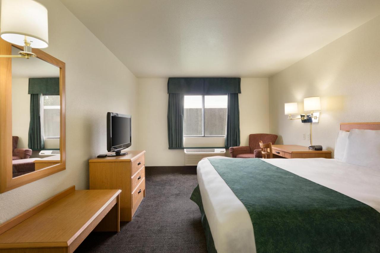 King Room - Non-Smoking at Travelodge by Wyndham Alpine