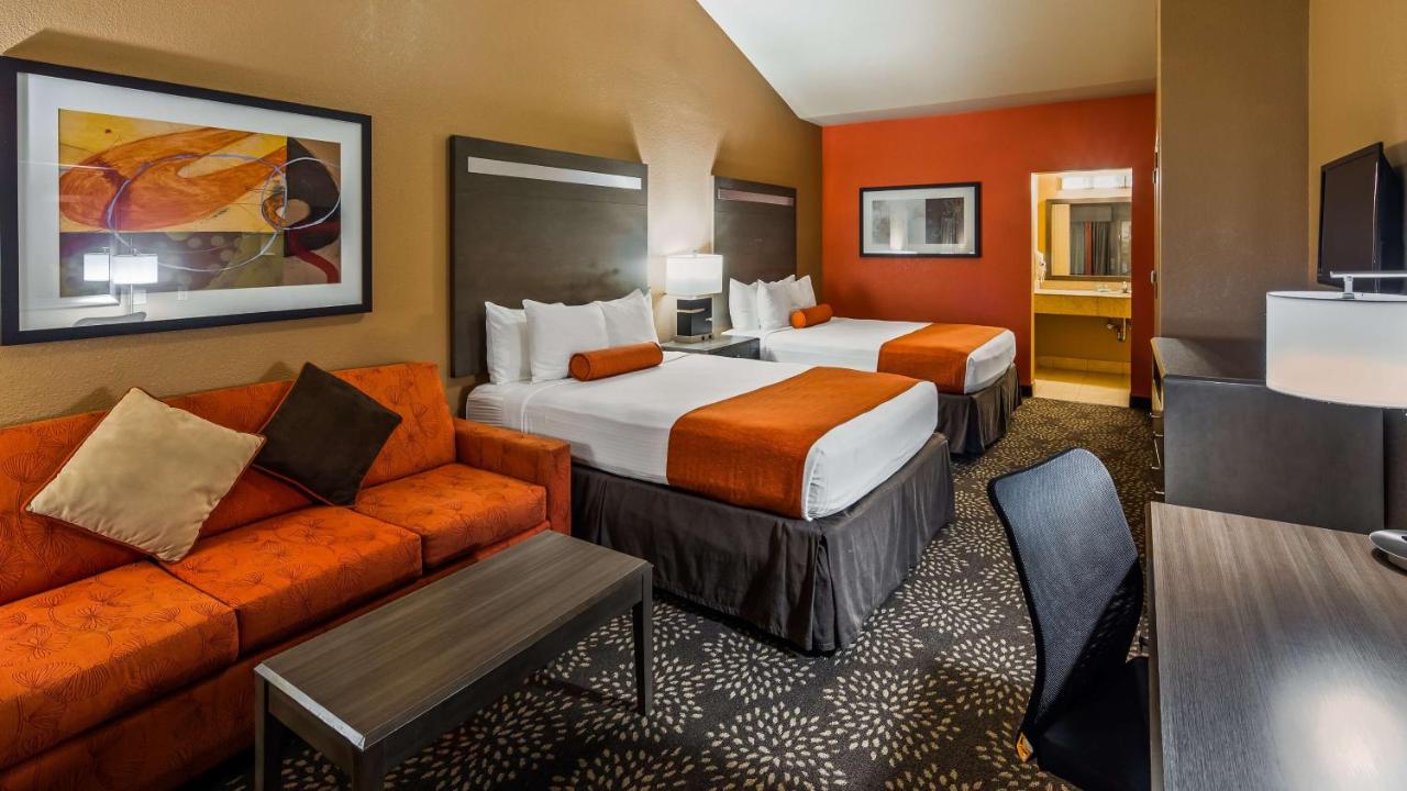 Queen Room with Two Queen Beds - Smoking at Best Western Executive Inn El Campo