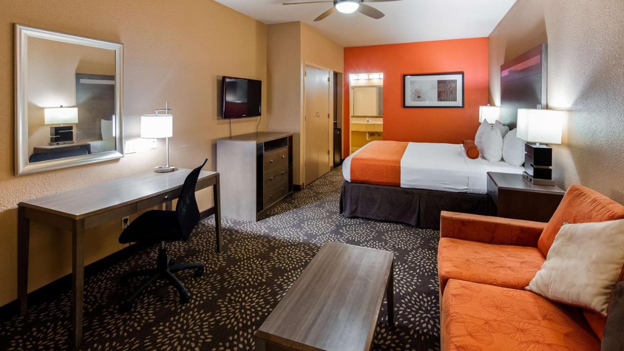 King Room with Roll-In Shower - Disability Access at Best Western Executive Inn El Campo