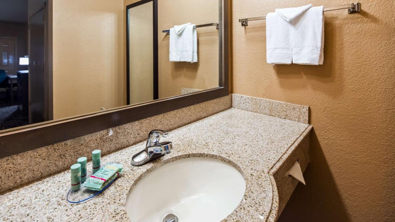 Queen Room with Two Queen Beds - Smoking at Best Western Executive Inn El Campo