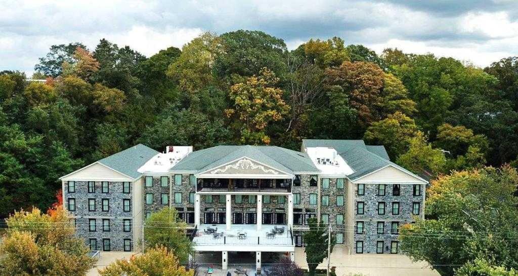 | Niagara Crossing Hotel and Spa