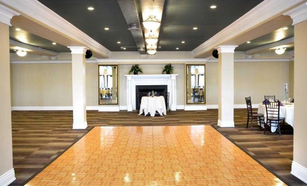| Niagara Crossing Hotel and Spa