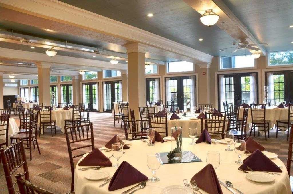 | Niagara Crossing Hotel and Spa