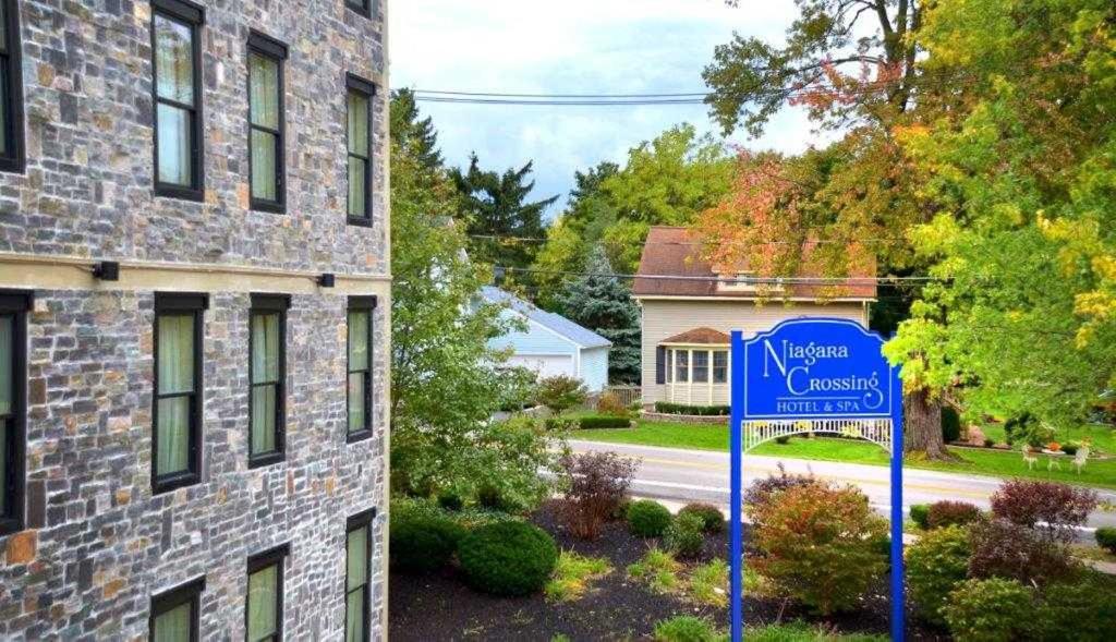 | Niagara Crossing Hotel and Spa