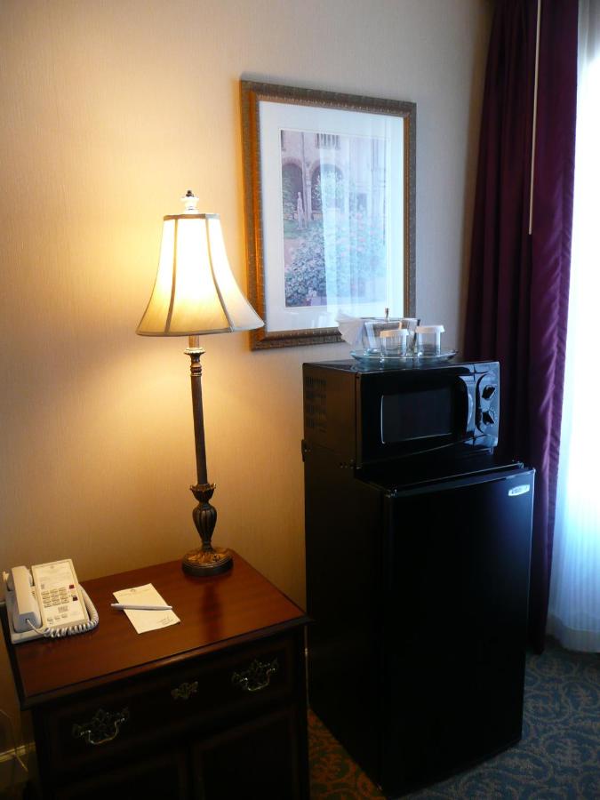 Superior King Room at The Wilshire Grand Hotel
