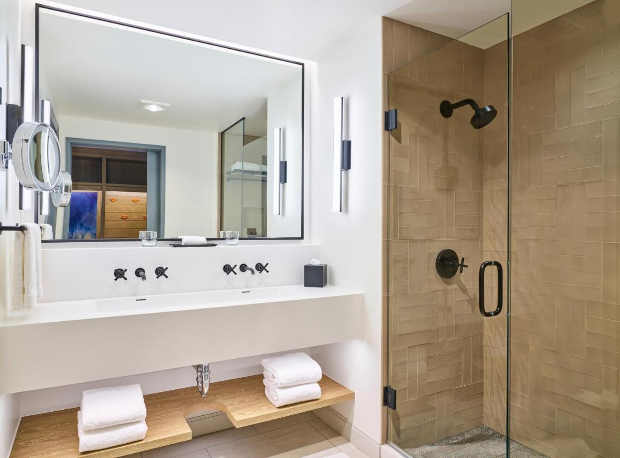 Deluxe King Room at Limelight Hotel Snowmass