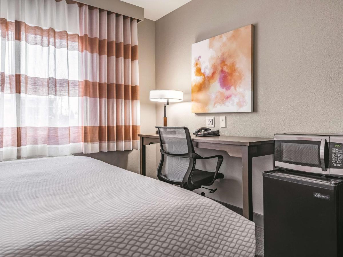 Queen Room with Two Queen Beds - Disability Access at La Quinta by Wyndham Seattle Federal Way
