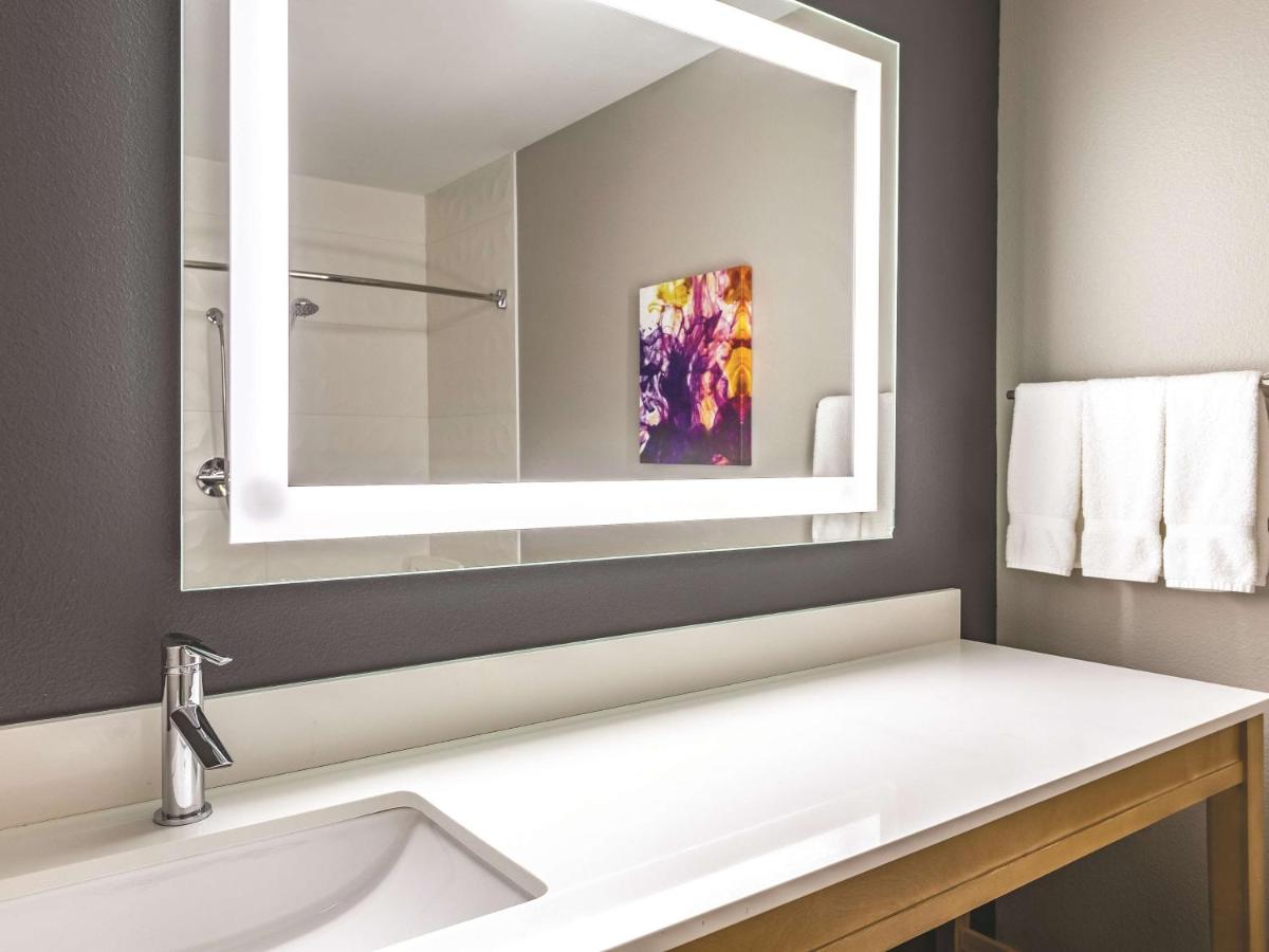 Queen Room with Two Queen Beds - Disability Access at La Quinta by Wyndham Seattle Federal Way