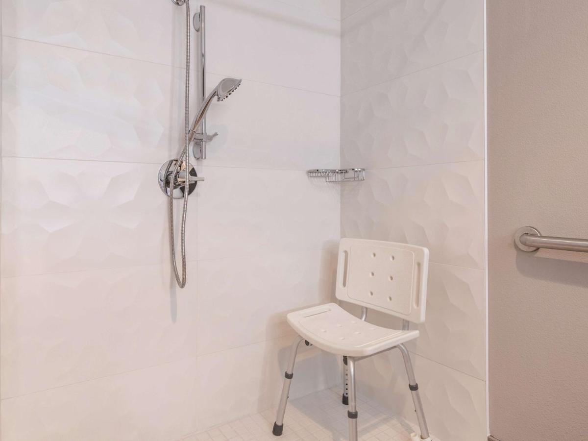 Executive King Room - Mobility Access/Non-Smoking at La Quinta by Wyndham Seattle Federal Way