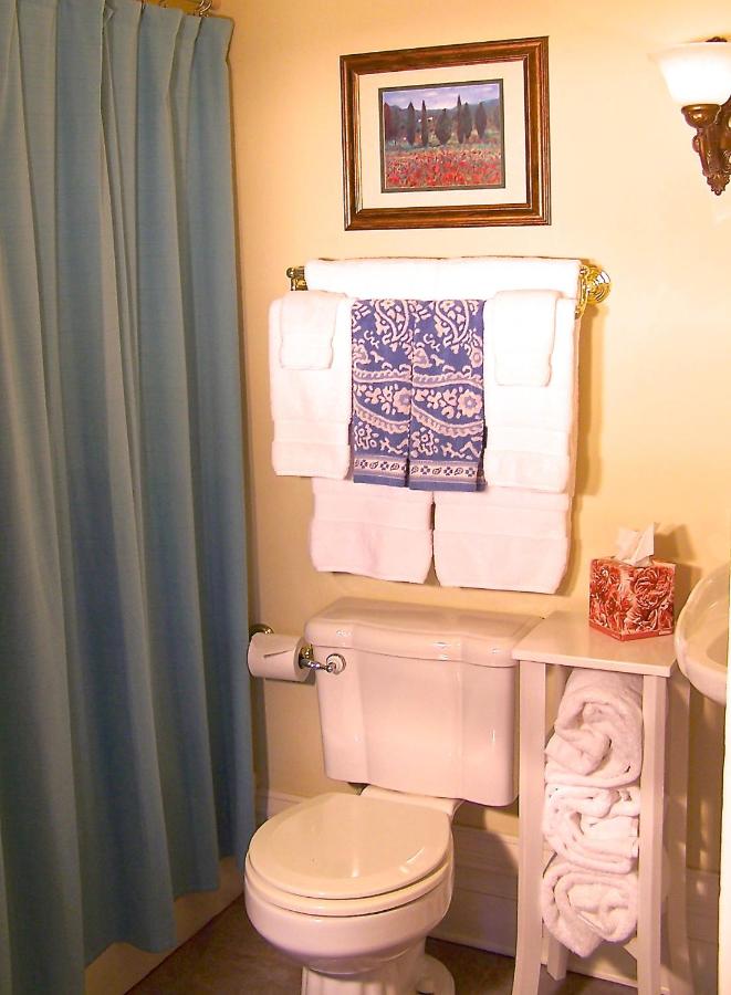 | Lyndon House Bed & Breakfast