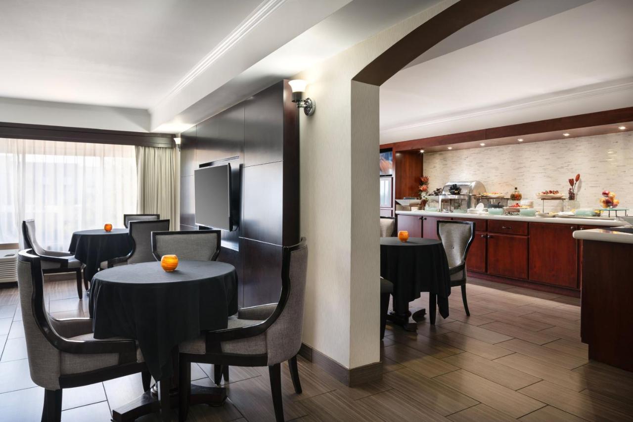 Deluxe Double Room with Pool View at Wyndham Phoenix Airport/Tempe