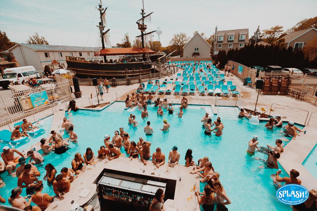 | Grand Islander Hotel
