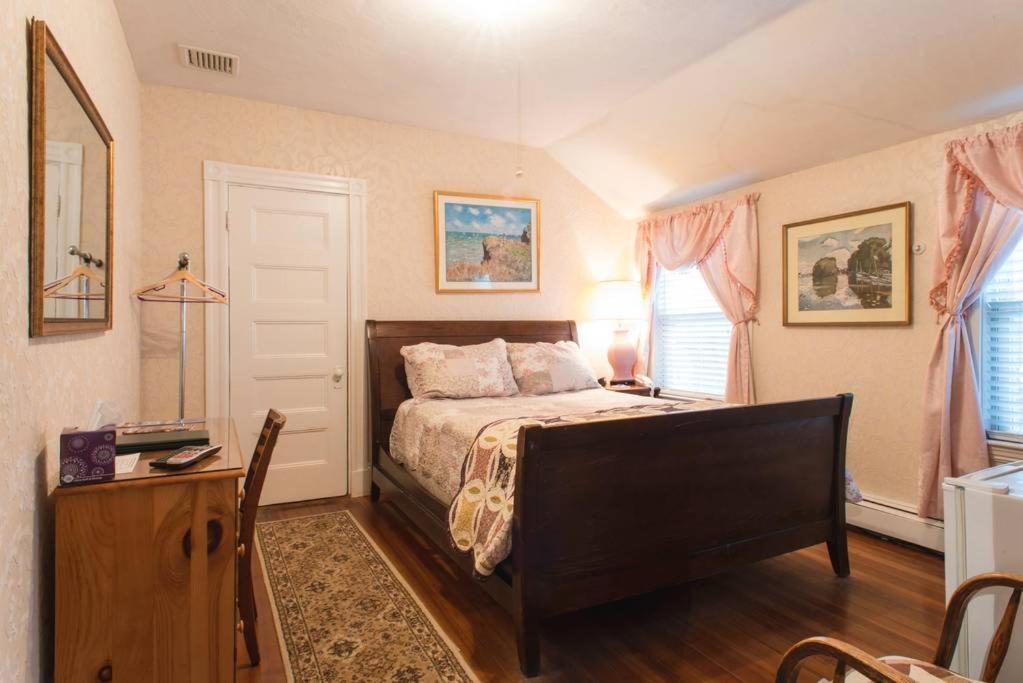 | The Coolidge Corner Guest House: A Brookline Bed and Breakfast