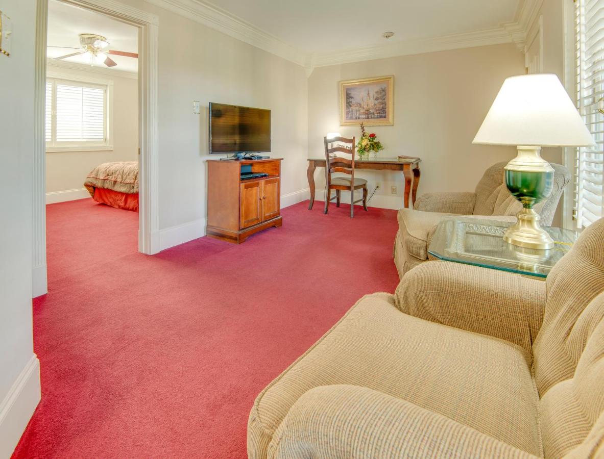 | LA Plaza Apartments