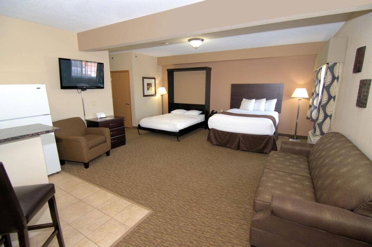 Family/Meeting Suite at Rock Island Inn & Suites
