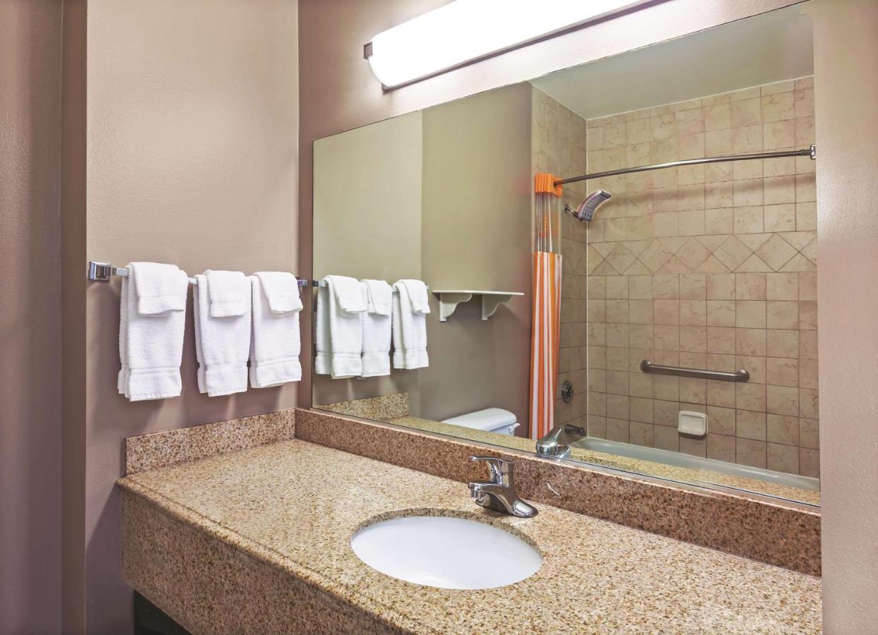 Deluxe King Room at La Quinta Inn & Suites by Wyndham Granbury