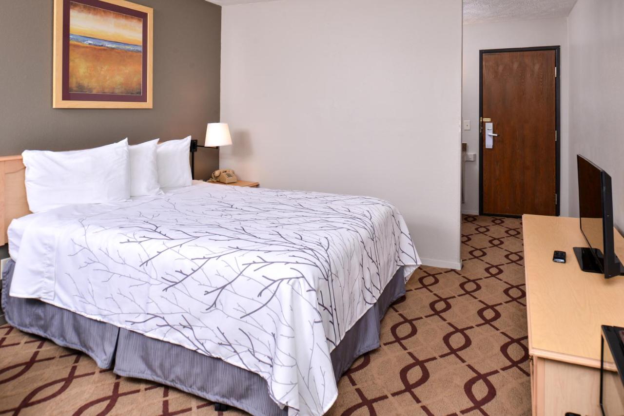 Queen Room at Cottonwood Inn and Conference Center