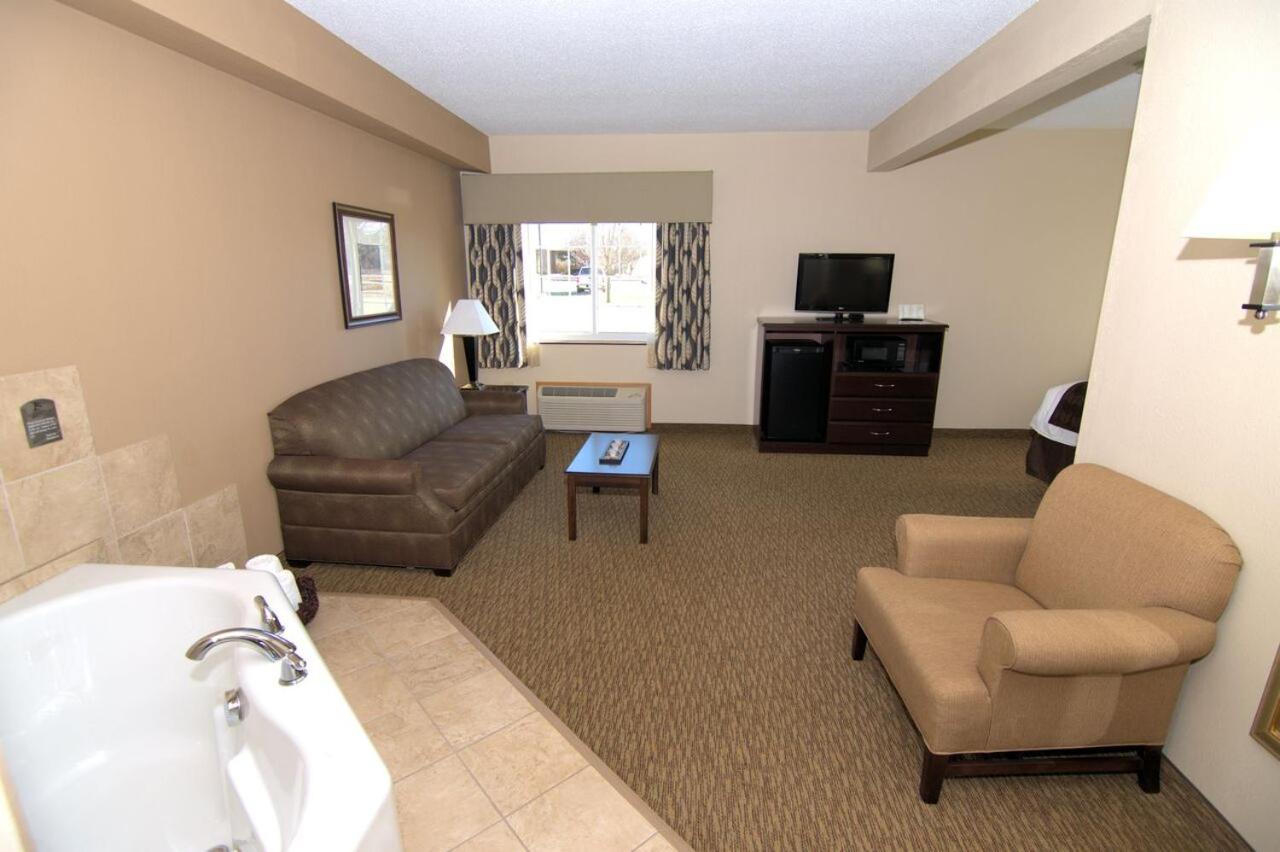 King Suite with Spa Bath at Rock Island Inn & Suites