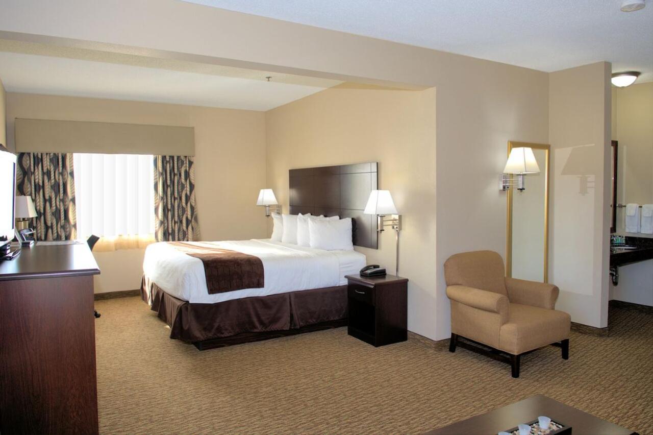 King Suite with Spa Bath at Rock Island Inn & Suites