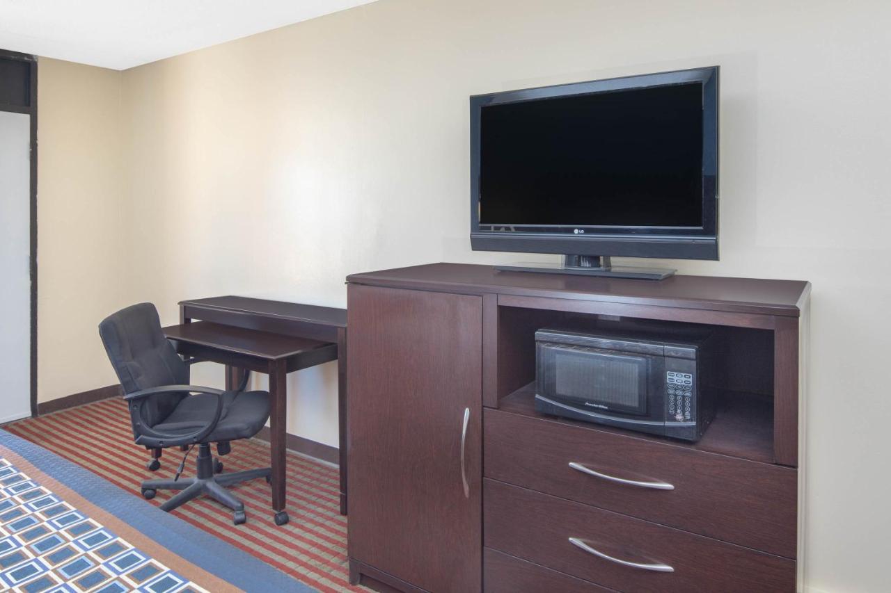 King Room - Non-Smoking at Travelodge by Wyndham Savannah Area/Richmond Hill
