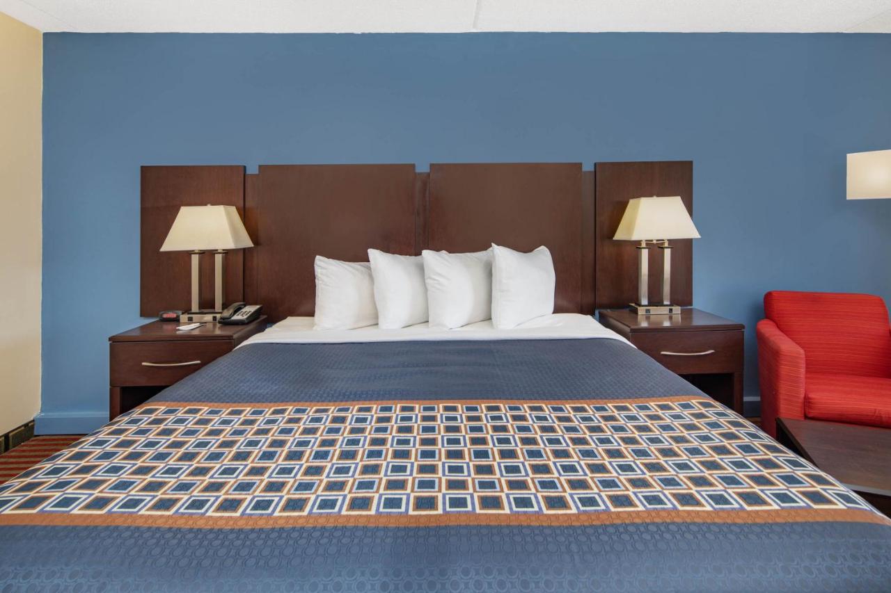 King Room - Non-Smoking at Travelodge by Wyndham Savannah Area/Richmond Hill