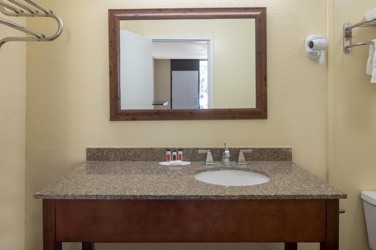 King Room - Non-Smoking at Travelodge by Wyndham Savannah Area/Richmond Hill